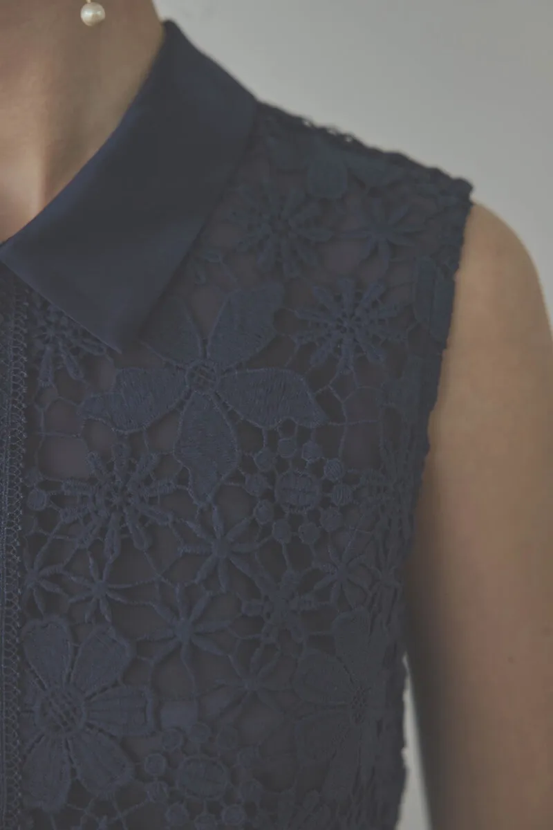 ネイビーのフラワーレースワンピース
