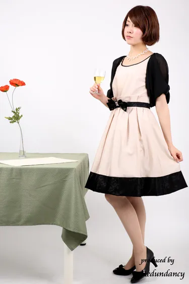 ベージュのビジューリボン付きシャンタンドレスコーディネートセット