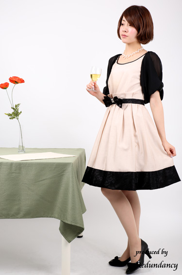 ベージュのビジューリボン付きシャンタンドレスコーディネートセット