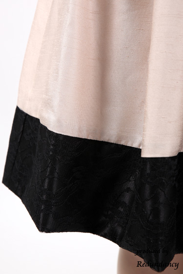 ベージュのビジューリボン付きシャンタンドレスコーディネートセット