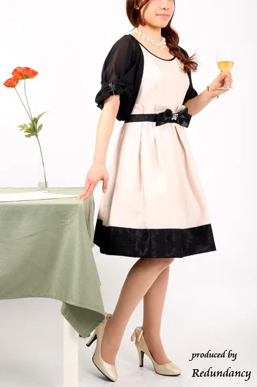 ベージュのビジューリボン付きシャンタンドレスコーディネートセット