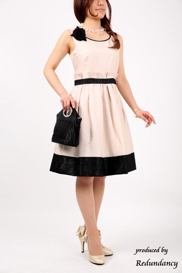 ベージュのビジューリボン付きシャンタンドレスコーディネートセット