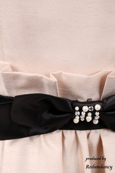 ベージュのビジューリボン付きシャンタンドレスコーディネートセット