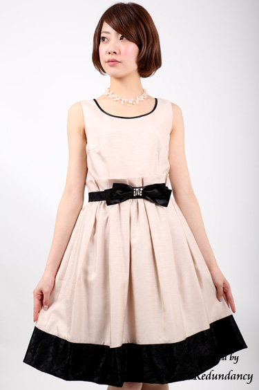 ベージュのビジューリボン付きシャンタンドレスコーディネートセット