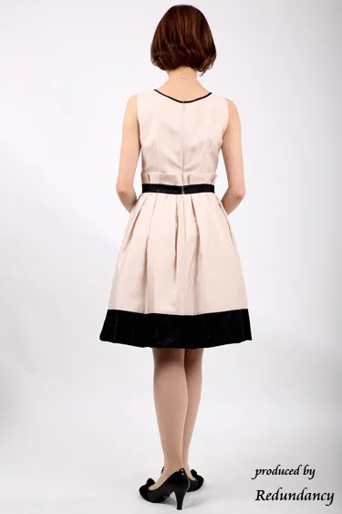 ベージュのビジューリボン付きシャンタンドレスコーディネートセット