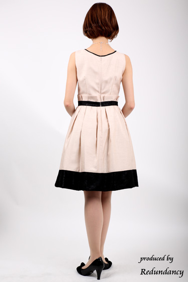 ベージュのビジューリボン付きシャンタンドレスコーディネートセット