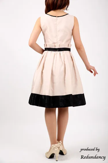 ベージュのビジューリボン付きシャンタンドレスコーディネートセット