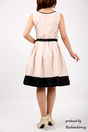 ベージュのビジューリボン付きシャンタンドレスコーディネートセット