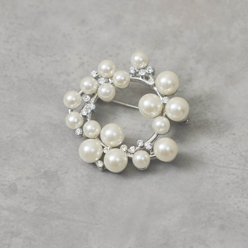 パールのシルバーラウンドブローチ