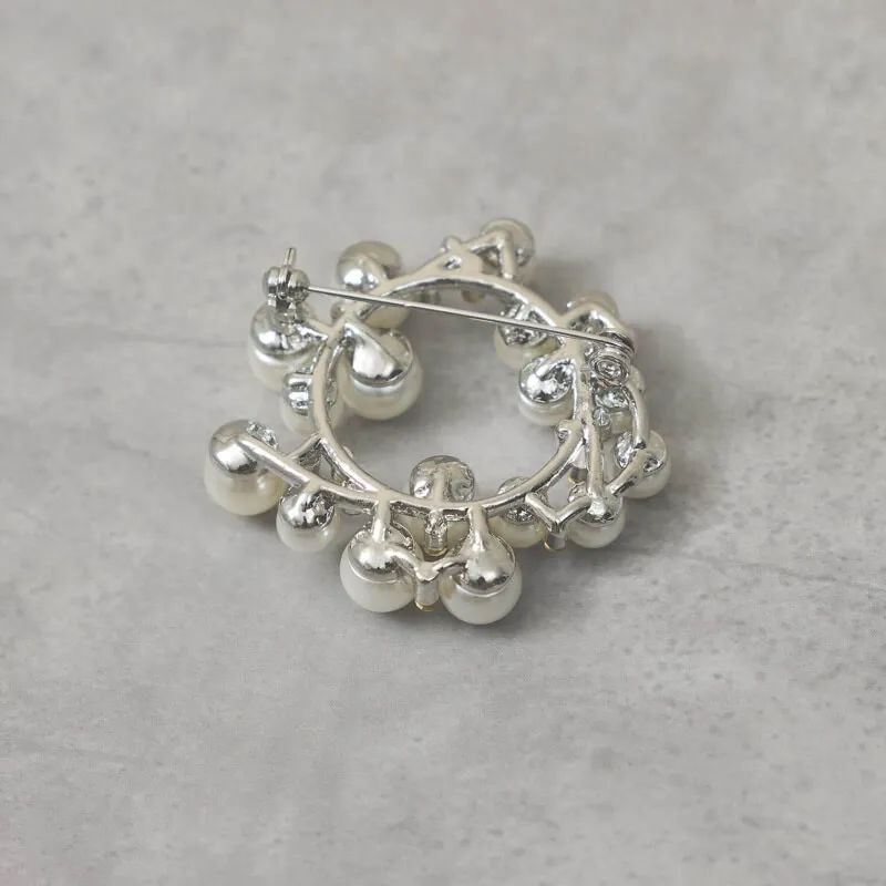 パールのシルバーラウンドブローチ