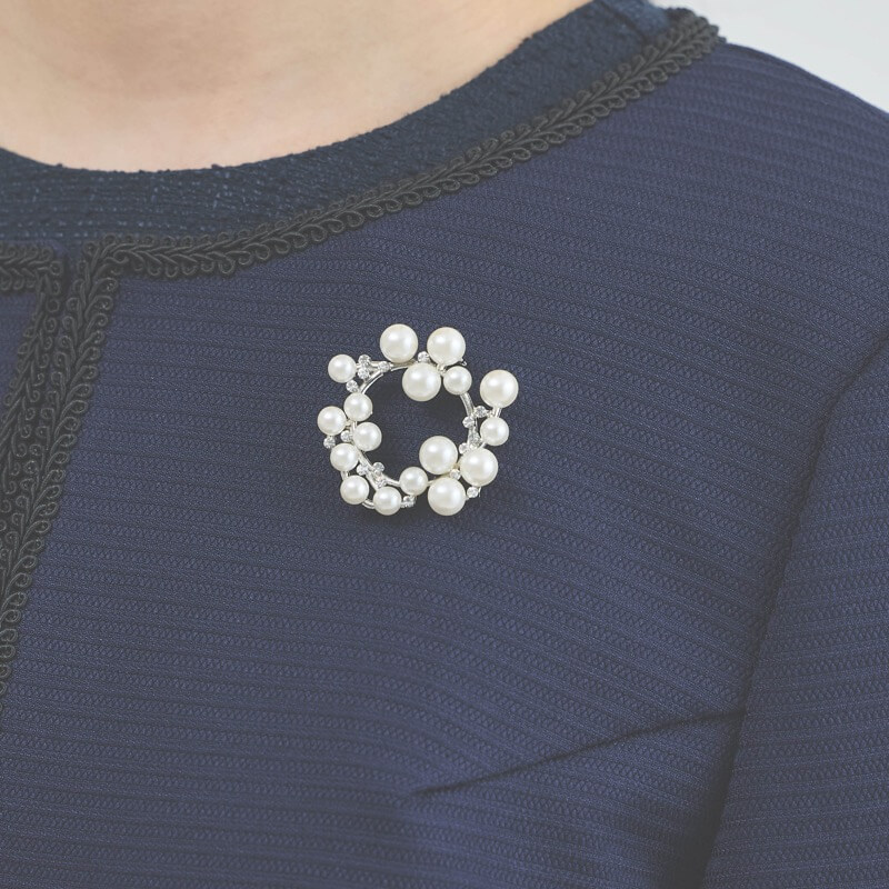 パールのシルバーラウンドブローチ