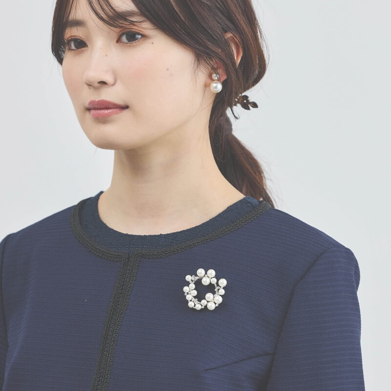 パールのシルバーラウンドブローチ