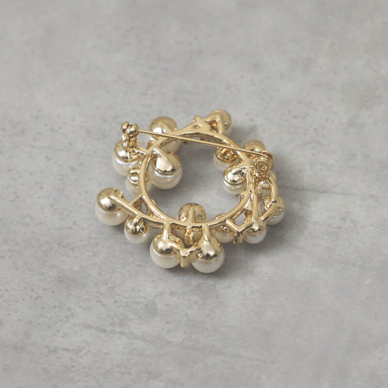 パールのゴールドラウンドブローチ