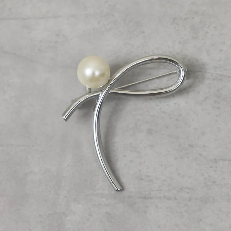 シルバーメタルのラインブローチ