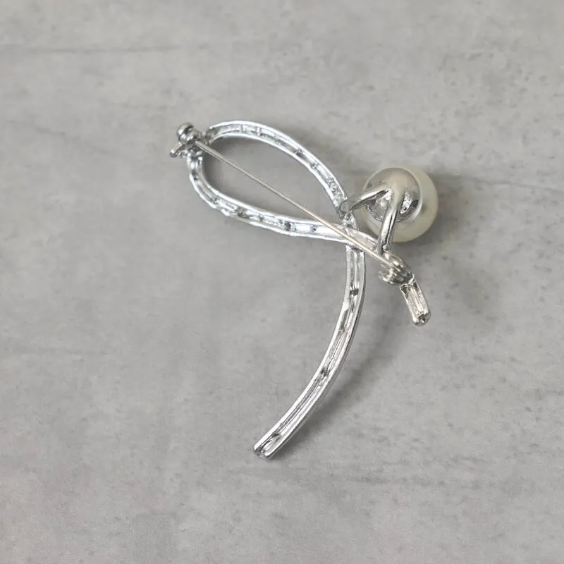 シルバーメタルのラインブローチ