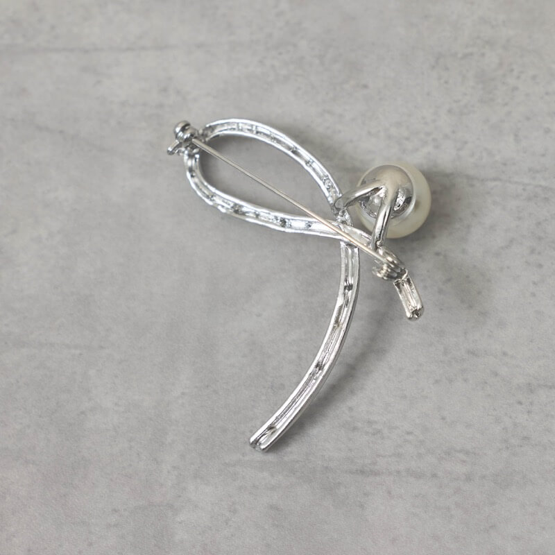シルバーメタルのラインブローチ
