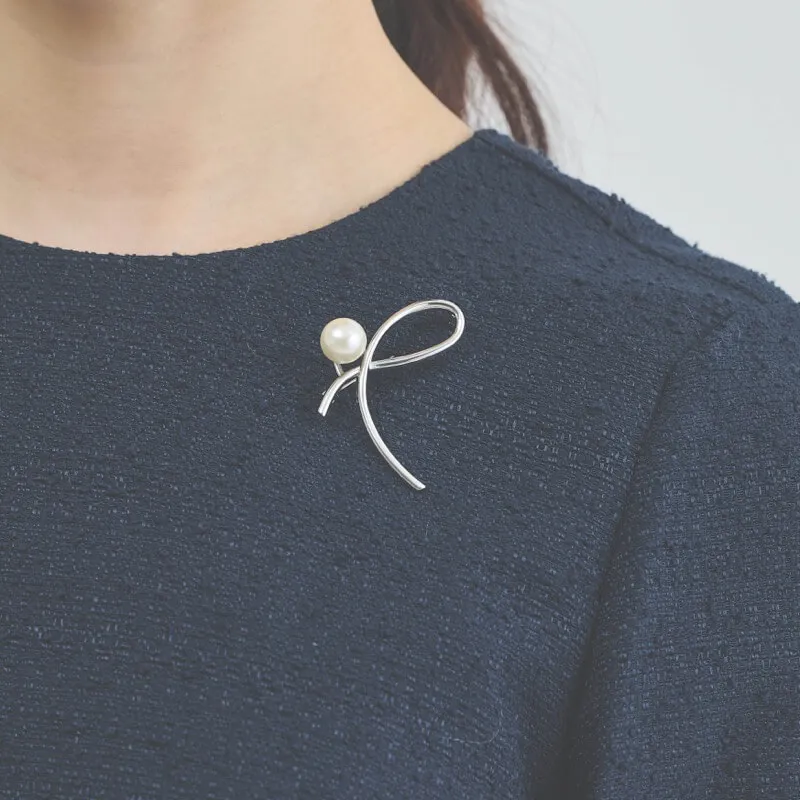 シルバーメタルのラインブローチ