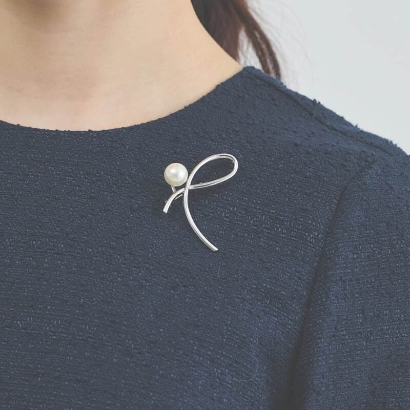 シルバーメタルのラインブローチ