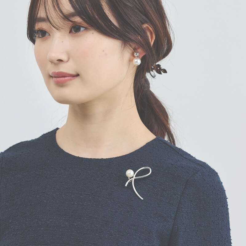 シルバーメタルのラインブローチ