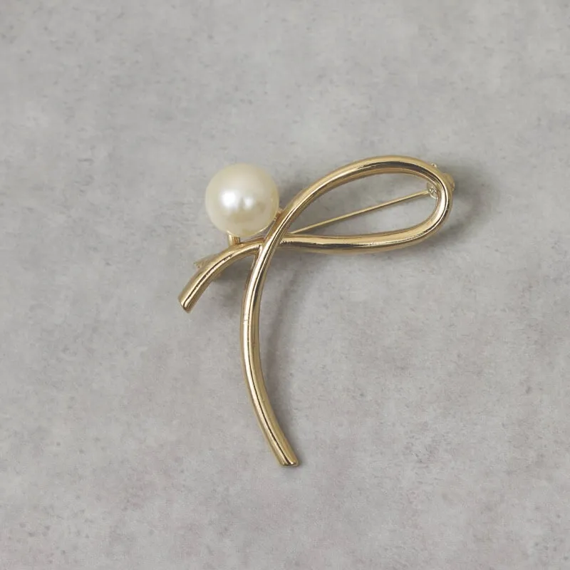 ゴールドのメタルラインブローチ