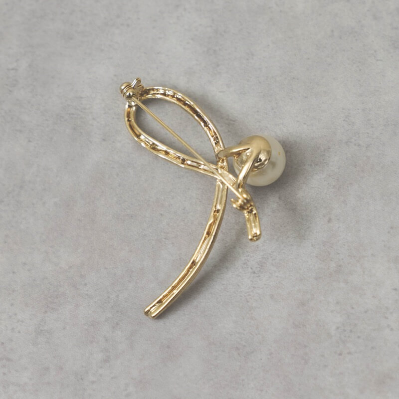 ゴールドのメタルラインブローチ