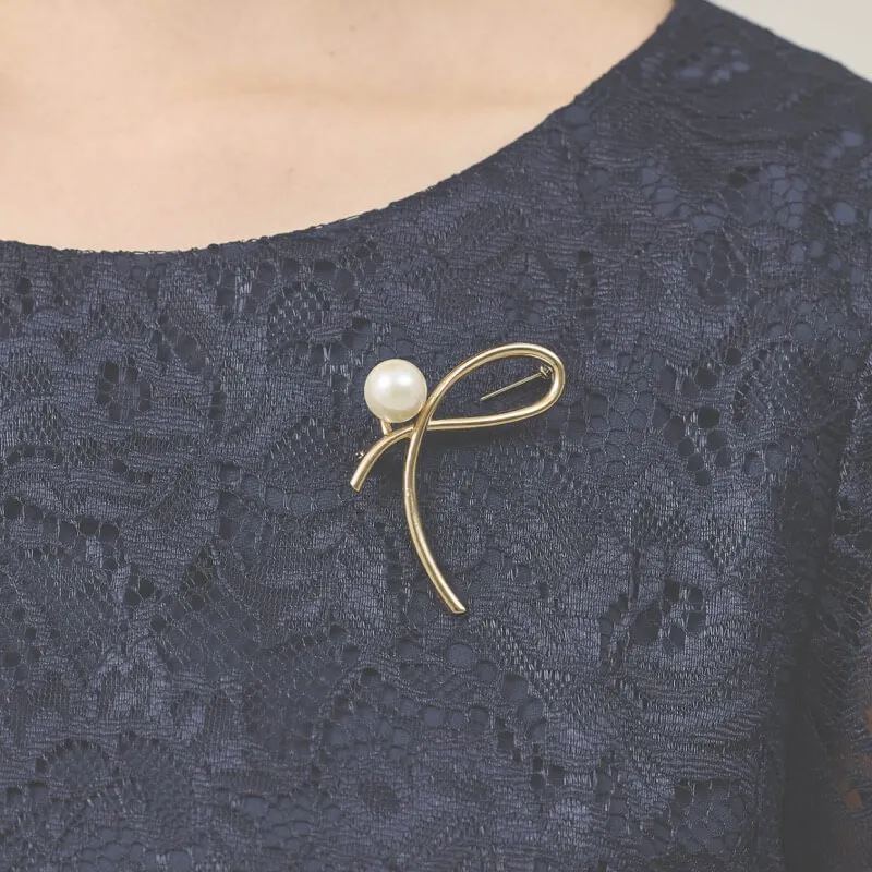 ゴールドのメタルラインブローチ