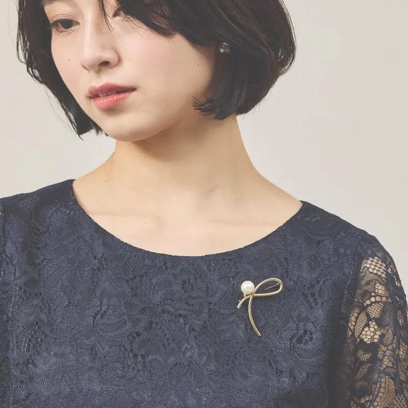 ゴールドのメタルラインブローチ