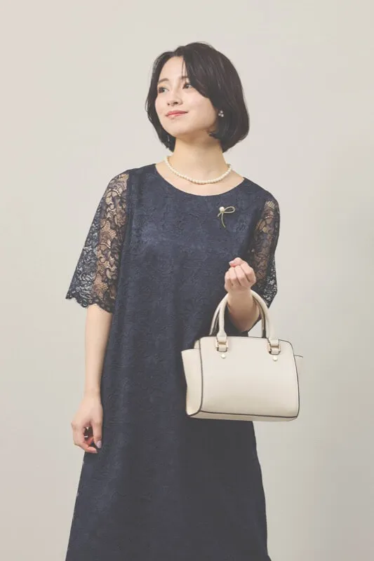 ゴールドのメタルラインブローチ