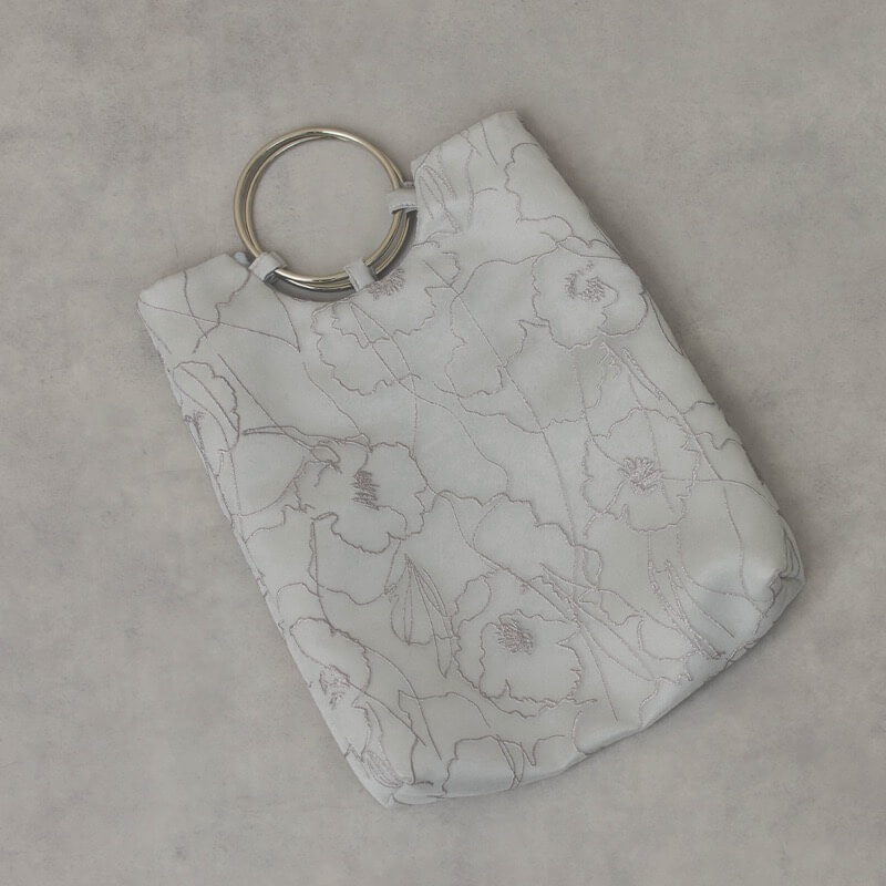 グレーのフラワークロッキーバッグ