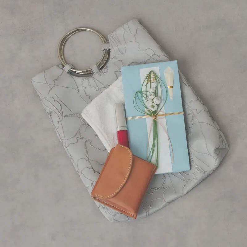 グレーのフラワークロッキーバッグ