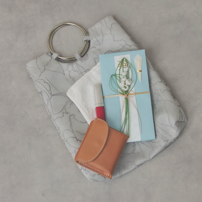 グレーのフラワークロッキーバッグ