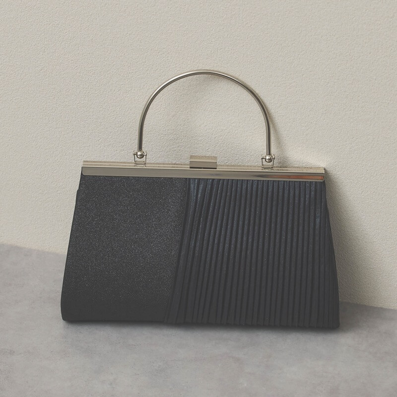 ブラックのグリッタープリーツバッグ