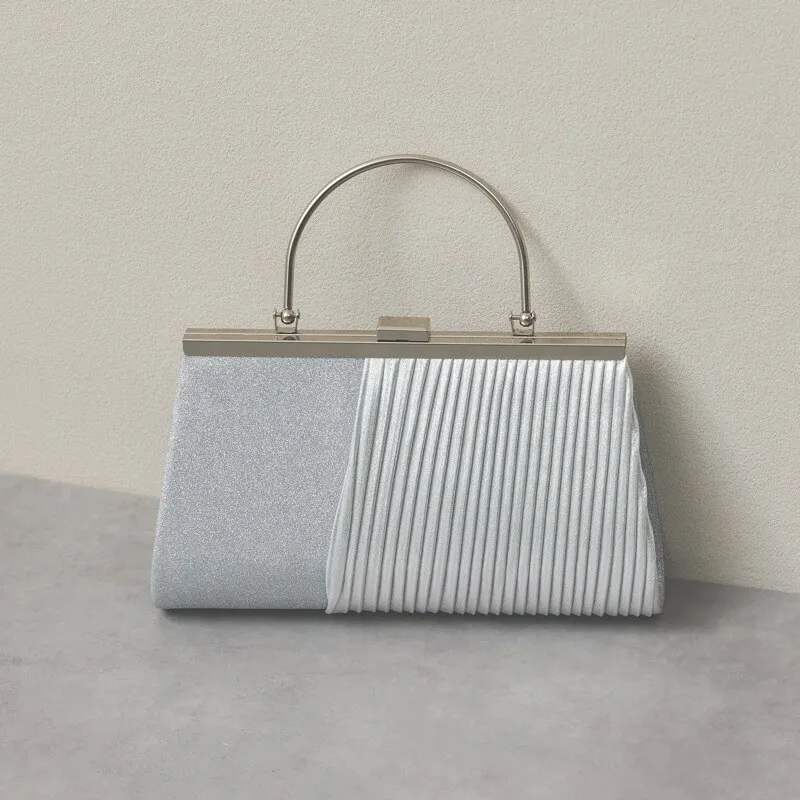 シルバーのグリッタープリーツバッグ