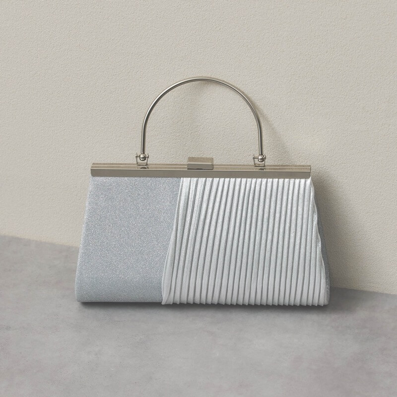 シルバーのグリッタープリーツバッグ