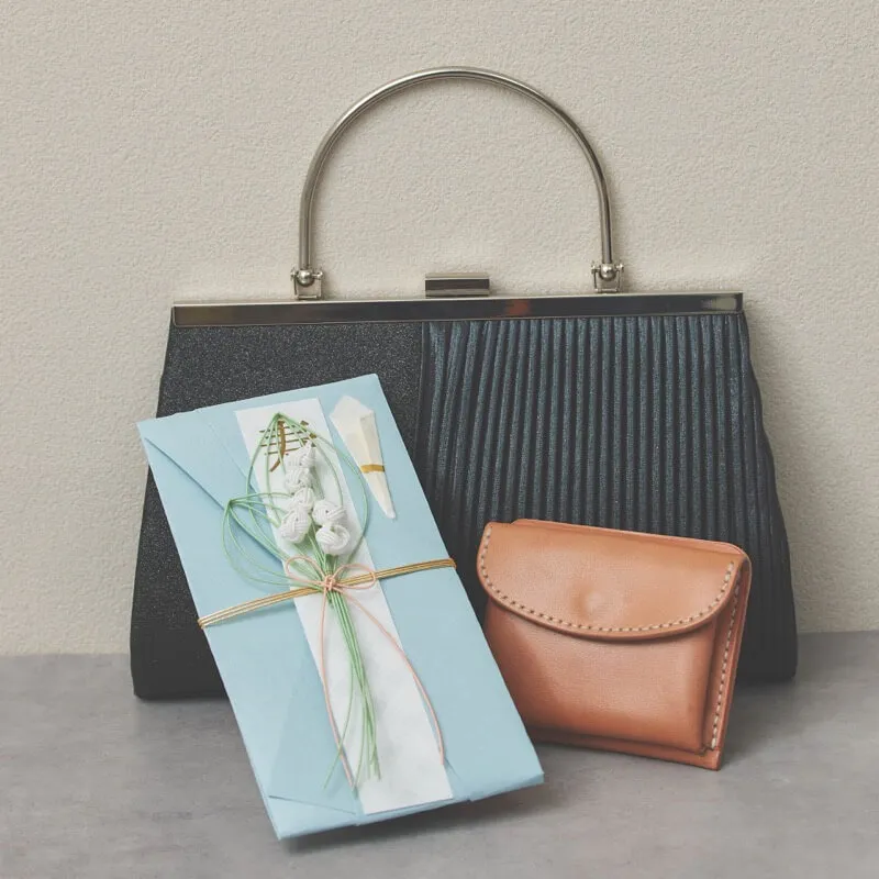 シルバーのグリッタープリーツバッグ