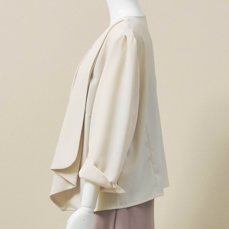 アイボリーのショールカラージャケット