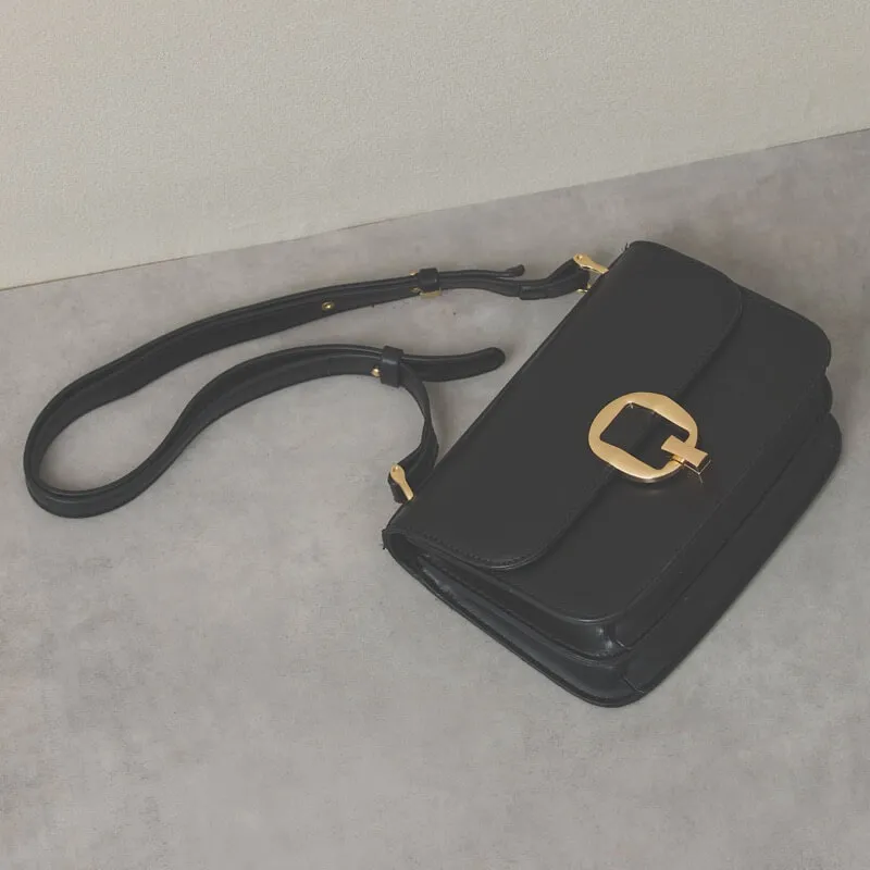 ブラックのメタルバックルショルダーバッグ