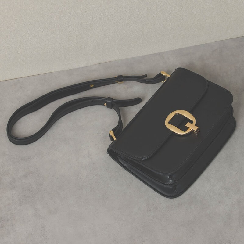 ブラックのメタルバックルショルダーバッグ