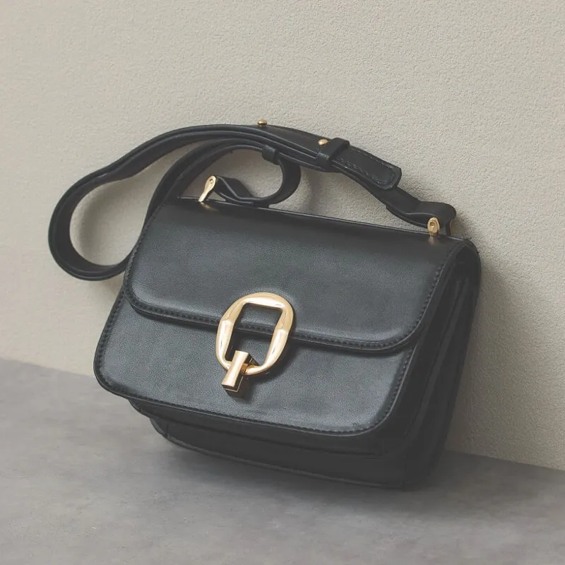 ブラックのメタルバックルショルダーバッグ