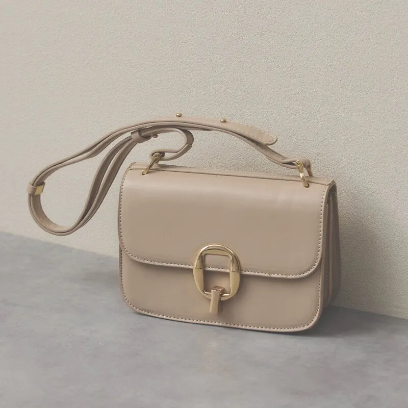 モカベージュのメタルバックルショルダーバッグ