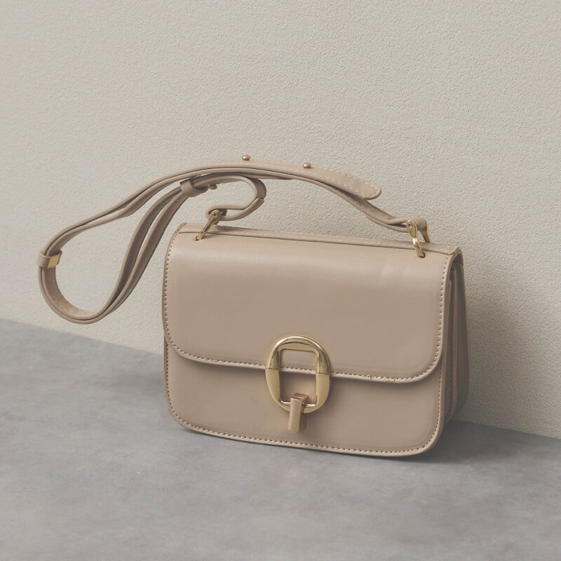 モカベージュのメタルバックルショルダーバッグ