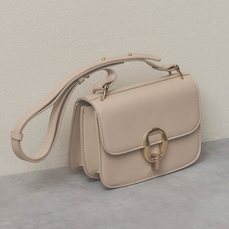 モカベージュのメタルバックルショルダーバッグ