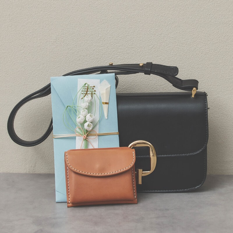 モカベージュのメタルバックルショルダーバッグ