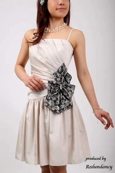 ベージュのレースリボン付きキャミソールドレスコーディネートセット