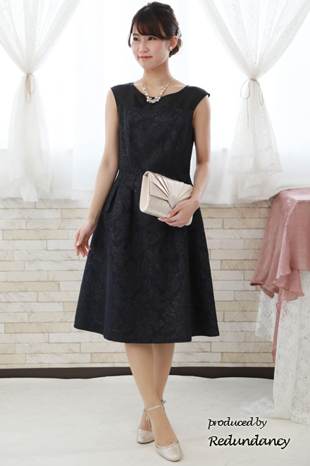 ネイビーのデコルテ切替え花柄ドレス