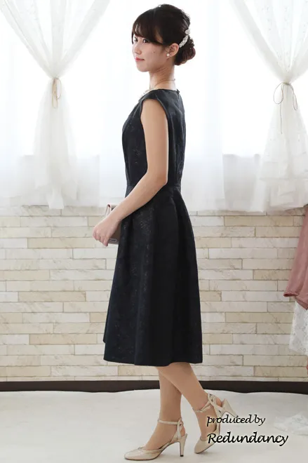 ネイビーのデコルテ切替え花柄ドレス