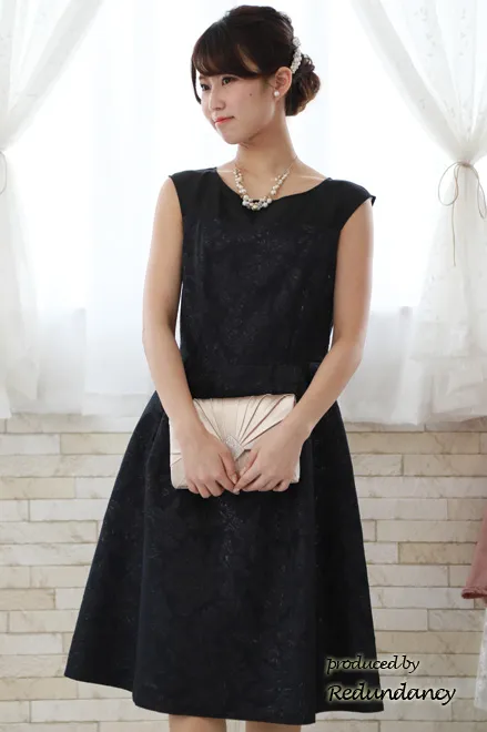 ネイビーのデコルテ切替え花柄ドレス