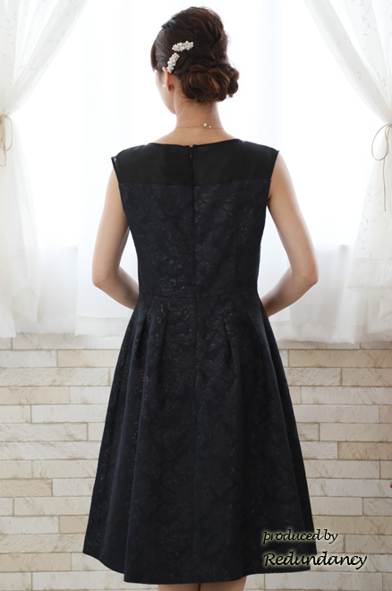 ネイビーのデコルテ切替え花柄ドレス