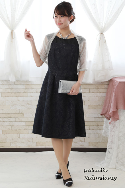 ネイビーのデコルテ切替え花柄ドレス