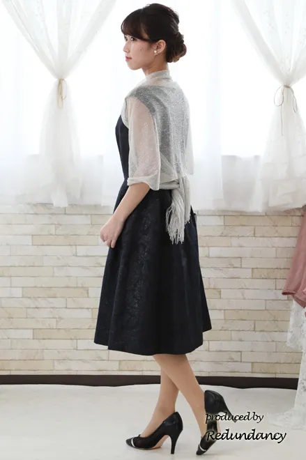 ネイビーのデコルテ切替え花柄ドレス